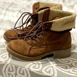 Winter ankle boots with faux fur lining on top